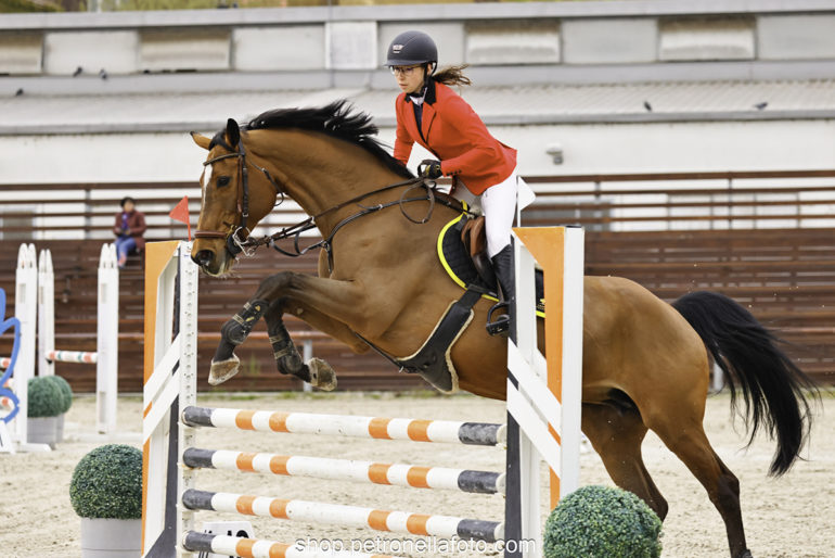 1 90cm nyitott vrsz Szabó Adrienn DAMONE PET9130