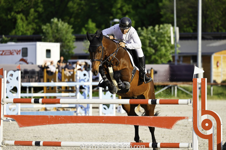 21 135cm nyitott vrsz Fabiancsics Gábor CONVEY PET1060