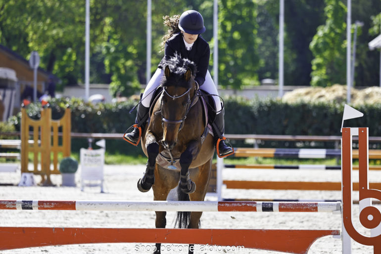 24 105cm nyitott vrsz Perczel Laura Etelka CASMARON PET1142